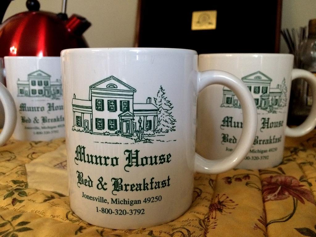 Munro House Bed And Breakfast Jonesville Exterior photo