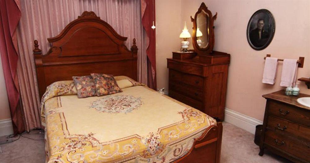 Munro House Bed And Breakfast Jonesville Exterior photo